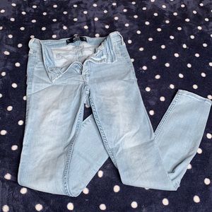 Size 3 light wash Hollister jeans w26 L28